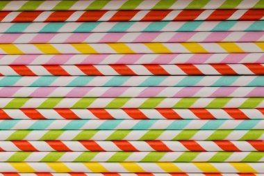 Smoothie için renkli pipetler.