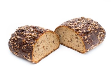 Beyaz arkaplanda izole edilmiş çavdar ekmeği.