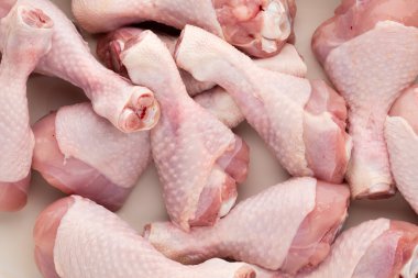 Taze tavuk budu, plaka üzerinde et. Baharat ile.