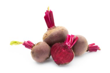 Pancar kökü beyaz arkaplanda izole edildi.