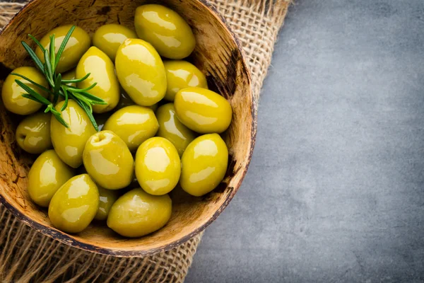 Fresh olives and gray background. Olives in bowl and spoon. — Stock Photo, Image