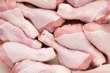 Taze tavuk budu, plaka üzerinde et. Baharat ile.