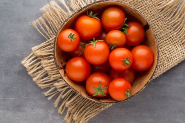 Gri arkaplanda domates.