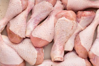 Taze tavuk budu, plaka üzerinde et. Baharat ile.