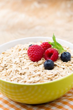 Böğürtlenli yulaf lapası. Ahududu ve yaban mersini.