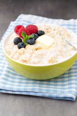 Yulaf lapası kase çilek Ahududu ve blackberri ile