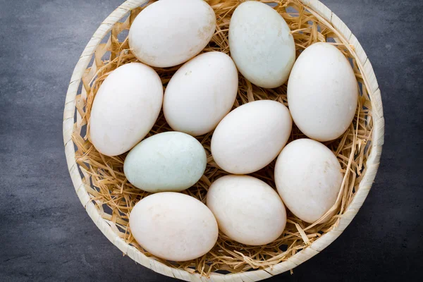 Huevos de pato sobre un fondo gris jaula. —  Fotos de Stock