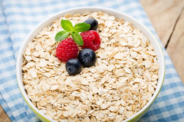 Oatmeal porridge with berries. Raspberries and blueberries. — Stock Photo, Image