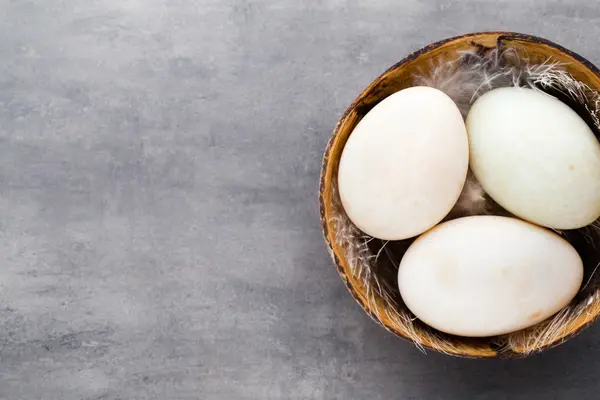 Huevos de pato sobre un fondo gris jaula. —  Fotos de Stock