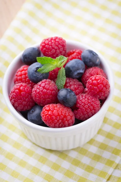 딸기 딸기와 blackberri 그릇에 오트밀 죽 — 스톡 사진