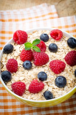 Böğürtlenli yulaf lapası. Ahududu ve yaban mersini.