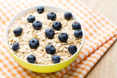 Yabanmersinli yulaf lapası. sağlıklı kahvaltı.