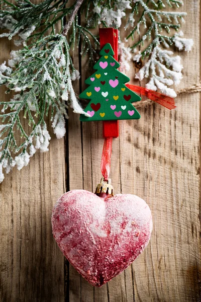 Kerst peg. Op de houten plank met pinnen vastgezet kerst ornament. — Stockfoto