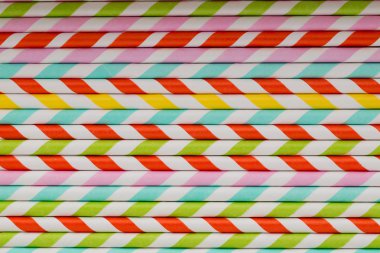 Smoothie için renkli pipetler.