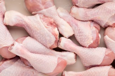 Taze tavuk budu, plaka üzerinde et. Baharat ile.