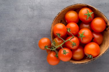 Gri arkaplanda domates.