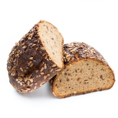 Beyaz arkaplanda izole edilmiş çavdar ekmeği.