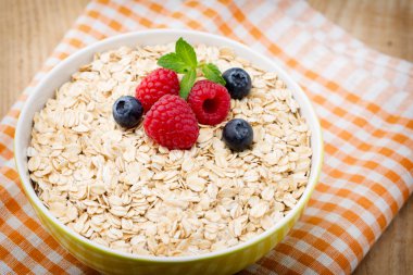 Böğürtlenli yulaf lapası. Ahududu ve yaban mersini.