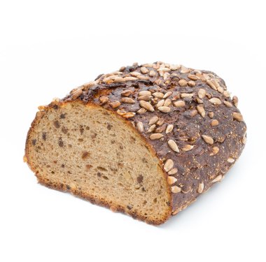 Beyaz arkaplanda izole edilmiş çavdar ekmeği.