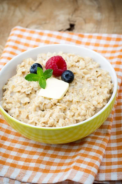 Haferbrei mit Blaubeeren. gesundes Frühstück. — Stockfoto