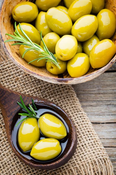 Taze zeytin ve gri arka plan. Kase ve kaşıkta zeytin.