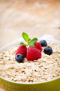 Böğürtlenli yulaf lapası. Ahududu ve yaban mersini.