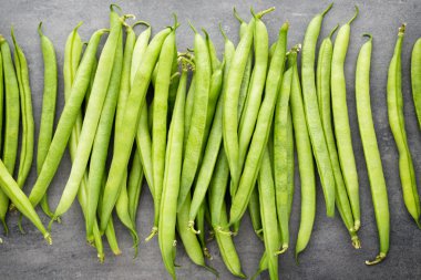 Gri arkaplanda yeşil fasulye.