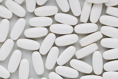 Beyaz arka planda beyaz haplar.