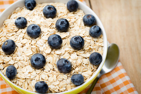 Овсяная каша с черникой. здоровый завтрак.