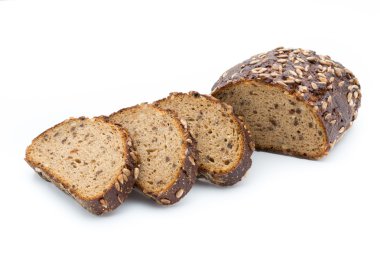 Beyaz arkaplanda izole edilmiş çavdar ekmeği.