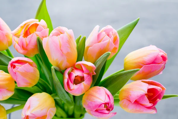 Весенние цветы. Букет тюльпанов на фоне боке. — стоковое фото