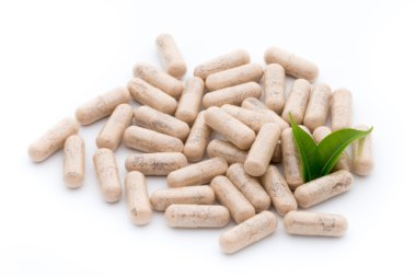 Beyaz arkaplanda Ginkgo biloba kapsülü.