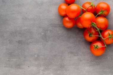 Gri arkaplanda domates.