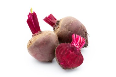 Pancar kökü beyaz arkaplanda izole edildi.