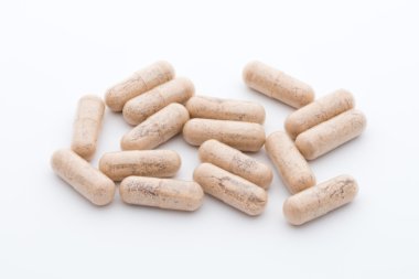 Beyaz arkaplanda Ginkgo biloba kapsülü.