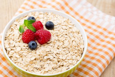 Böğürtlenli yulaf lapası. Ahududu ve yaban mersini.