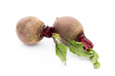 Pancar kökü beyaz arkaplanda izole edildi.