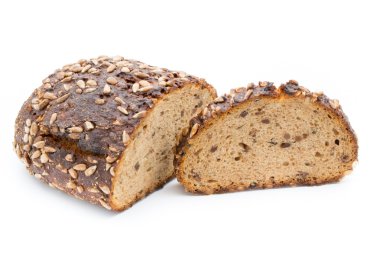 Beyaz arkaplanda izole edilmiş çavdar ekmeği.