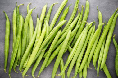 Gri arkaplanda yeşil fasulye.