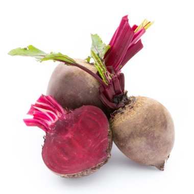 Pancar kökü beyaz arkaplanda izole edildi.