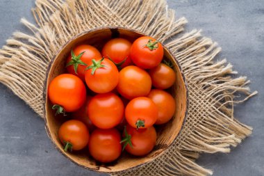 Gri arkaplanda domates.