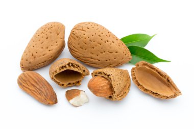 Beyaz arkaplanda yapraklı bademler