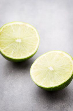 Meyveli kireç Gri bir masa.