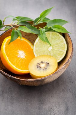Üzerinde gri bir backgro karışık narenciye meyve limon, portakal, kivi, limonu