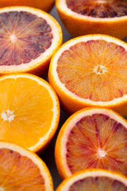 Narenciye meyve incir, karışık limes gri bir arka plan üzerinde.