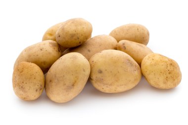Beyaz arkaplanda izole edilmiş yeni patates.