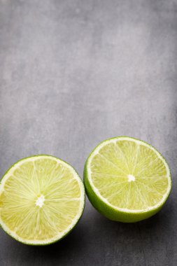 Meyveli kireç Gri bir masa.