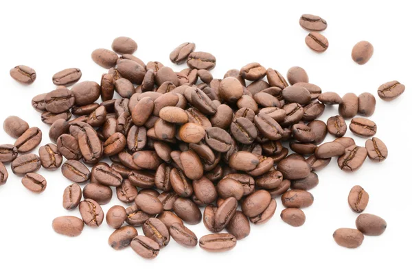 Kaffeekörner und Blätter isoliert auf weißem Hintergrund. — Stockfoto