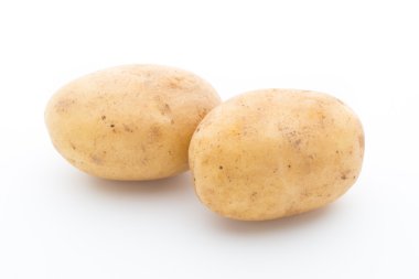 Beyaz arkaplanda izole edilmiş yeni patates.