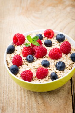 Böğürtlenli yulaf lapası. Ahududu ve yaban mersini.